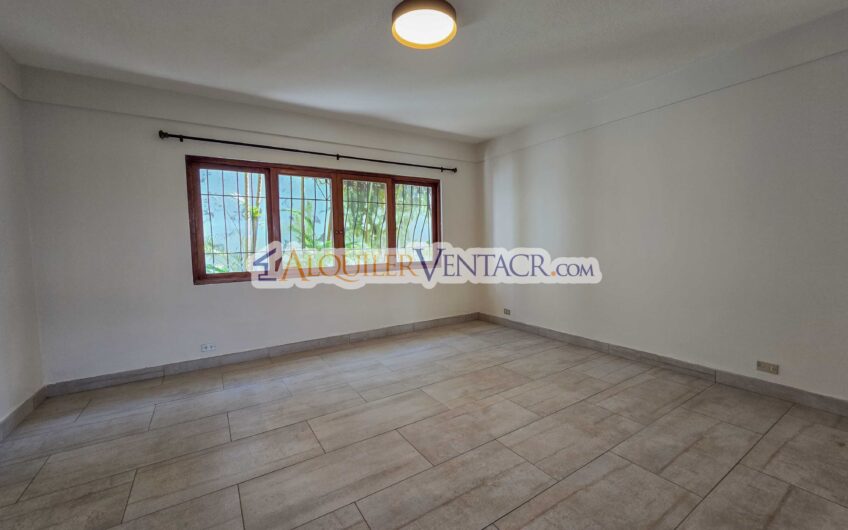 Apartamento de 3 habit. + de servicio / con jardín en Bello Horizonte Escazú
