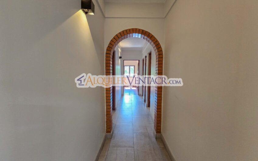 Apartamento de 3 habit. + de servicio / con jardín en Bello Horizonte Escazú