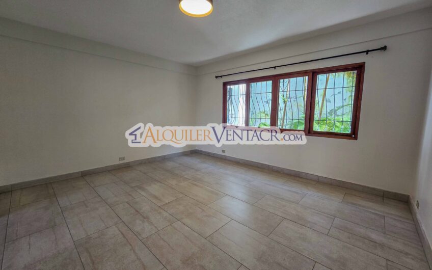 Apartamento de 3 habit. + de servicio / con jardín en Bello Horizonte Escazú