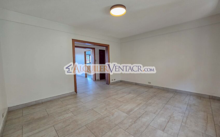 Apartamento de 3 habit. + de servicio / con jardín en Bello Horizonte Escazú