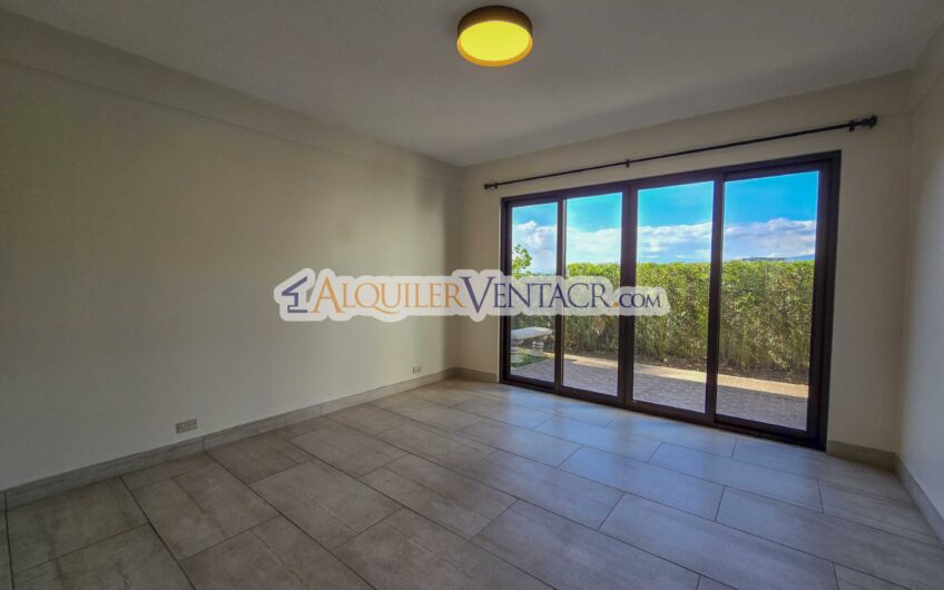 Apartamento de 3 habit. + de servicio / con jardín en Bello Horizonte Escazú