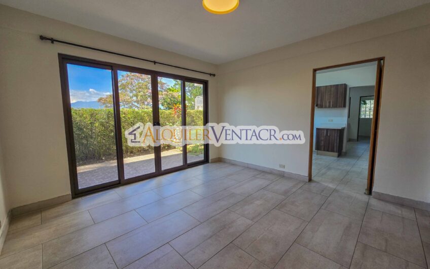Apartamento de 3 habit. + de servicio / con jardín en Bello Horizonte Escazú