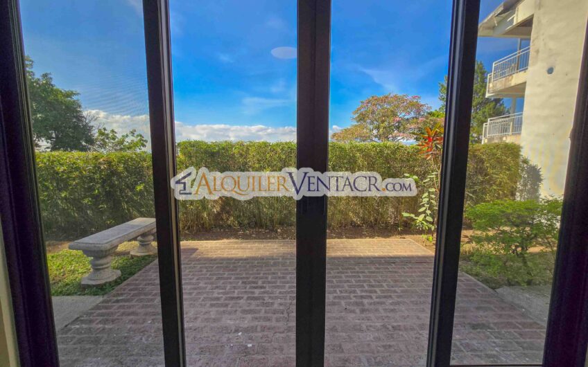 Apartamento de 3 habit. + de servicio / con jardín en Bello Horizonte Escazú