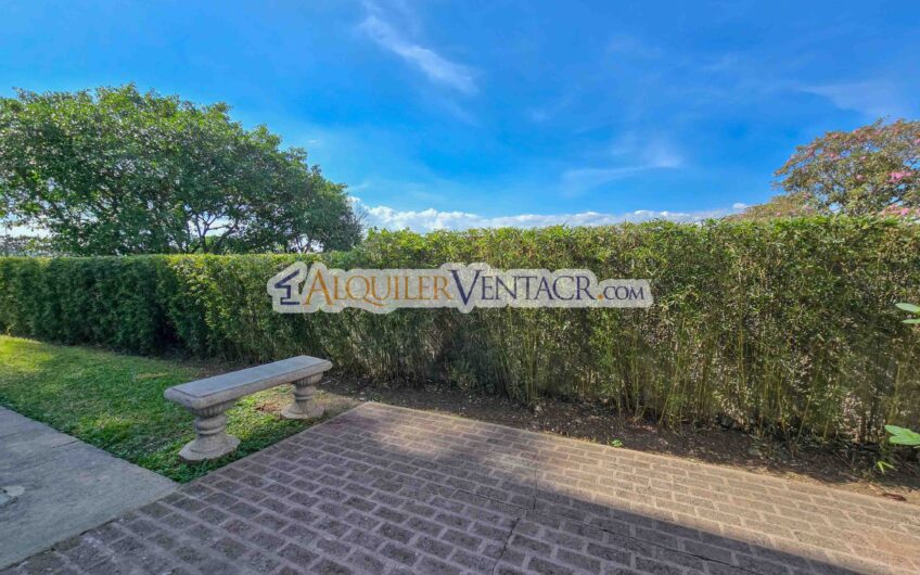 Apartamento de 3 habit. + de servicio / con jardín en Bello Horizonte Escazú