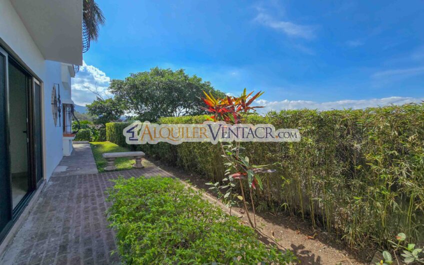 Apartamento de 3 habit. + de servicio / con jardín en Bello Horizonte Escazú