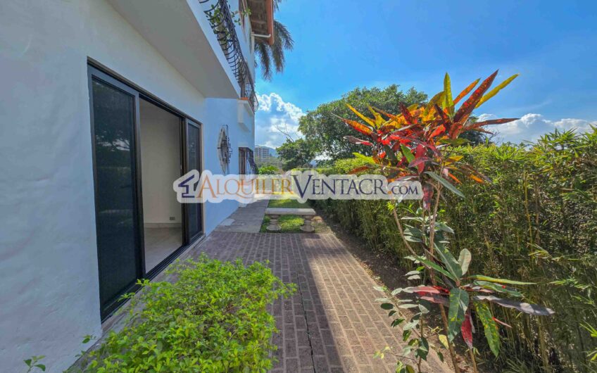 Apartamento de 3 habit. + de servicio / con jardín en Bello Horizonte Escazú