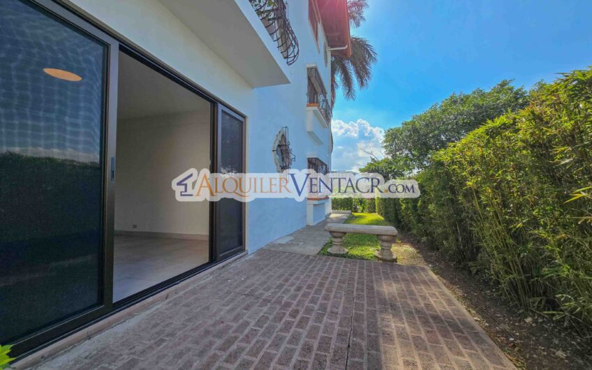 Apartamento de 3 habit. + de servicio / con jardín en Bello Horizonte Escazú