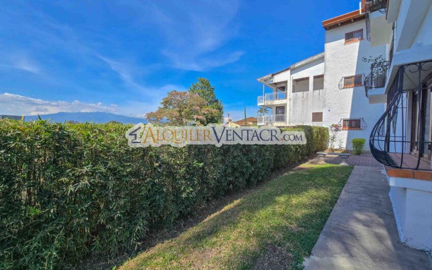 Apartamento de 3 habit. + de servicio / con jardín en Bello Horizonte Escazú