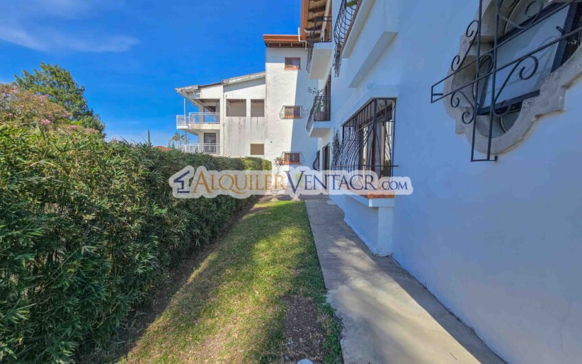 Apartamento de 3 habit. + de servicio / con jardín en Bello Horizonte Escazú