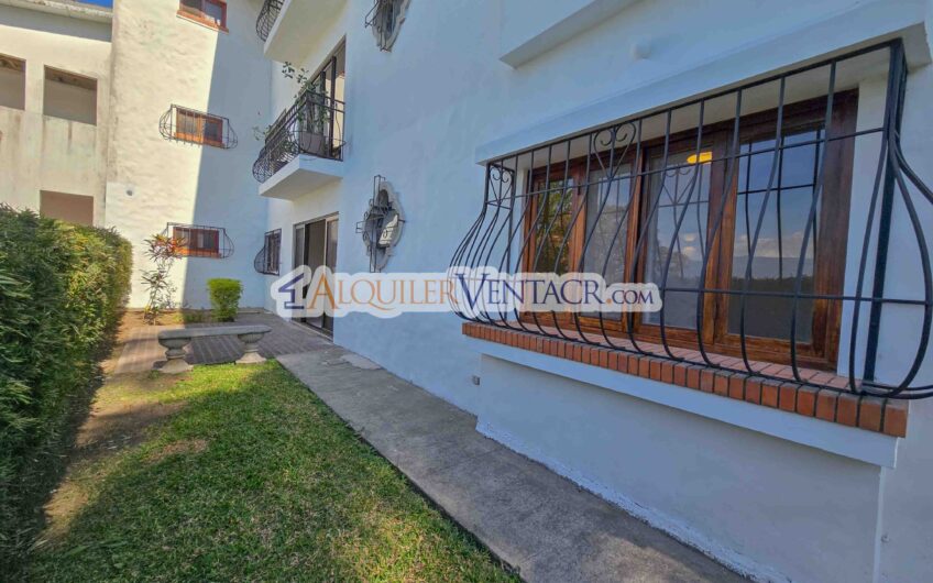 Apartamento de 3 habit. + de servicio / con jardín en Bello Horizonte Escazú