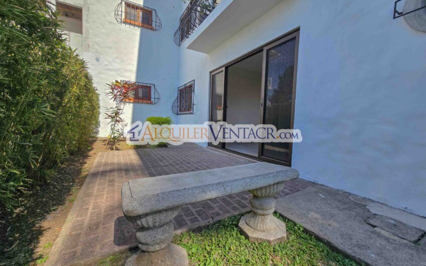 Apartamento de 3 habit. + de servicio / con jardín en Bello Horizonte Escazú