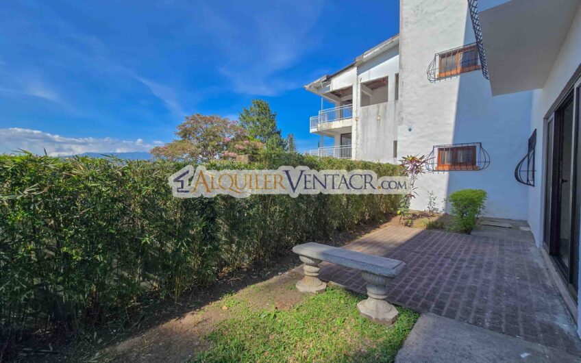 Apartamento de 3 habit. + de servicio / con jardín en Bello Horizonte Escazú