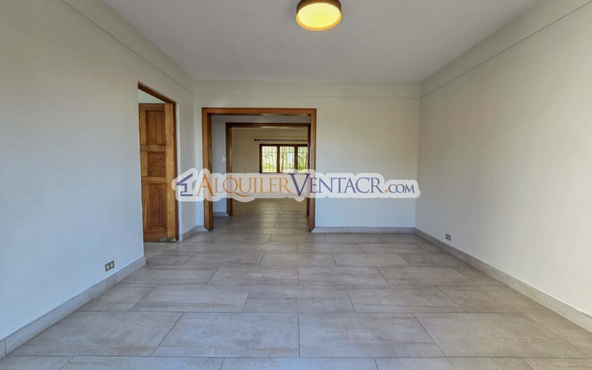 Apartamento de 3 habit. + de servicio / con jardín en Bello Horizonte Escazú