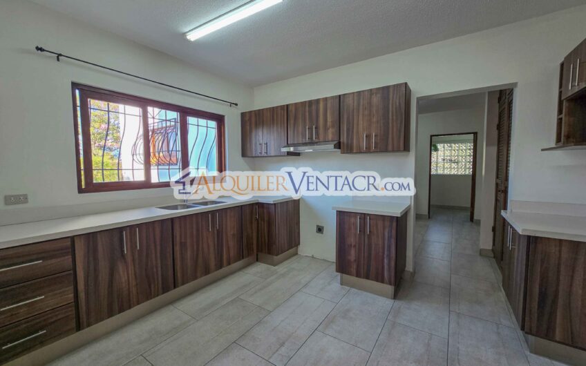 Apartamento de 3 habit. + de servicio / con jardín en Bello Horizonte Escazú