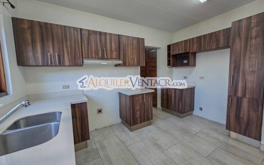 Apartamento de 3 habit. + de servicio / con jardín en Bello Horizonte Escazú