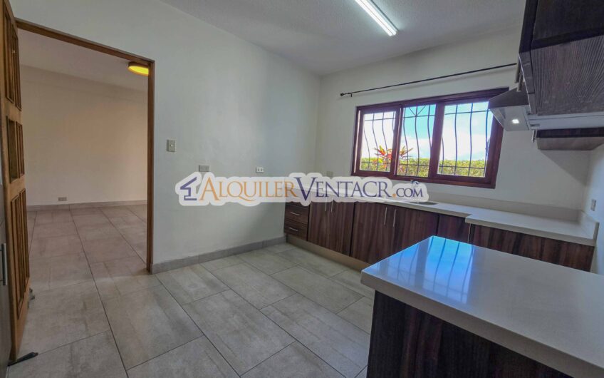 Apartamento de 3 habit. + de servicio / con jardín en Bello Horizonte Escazú