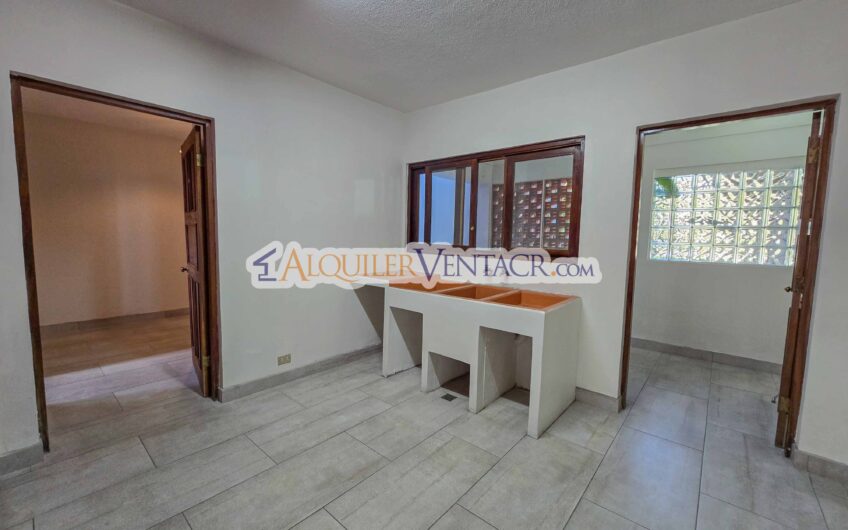 Apartamento de 3 habit. + de servicio / con jardín en Bello Horizonte Escazú