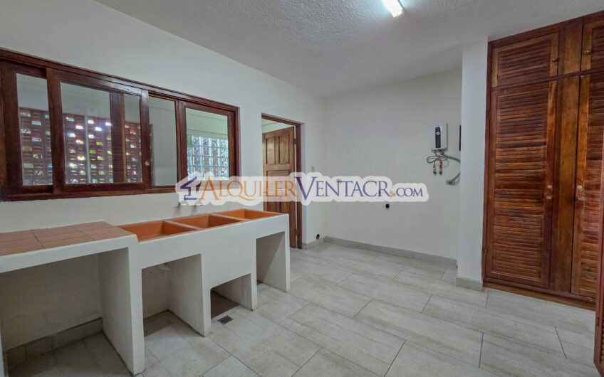 Apartamento de 3 habit. + de servicio / con jardín en Bello Horizonte Escazú