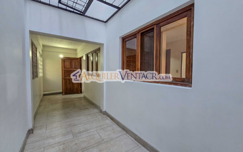 Apartamento de 3 habit. + de servicio / con jardín en Bello Horizonte Escazú