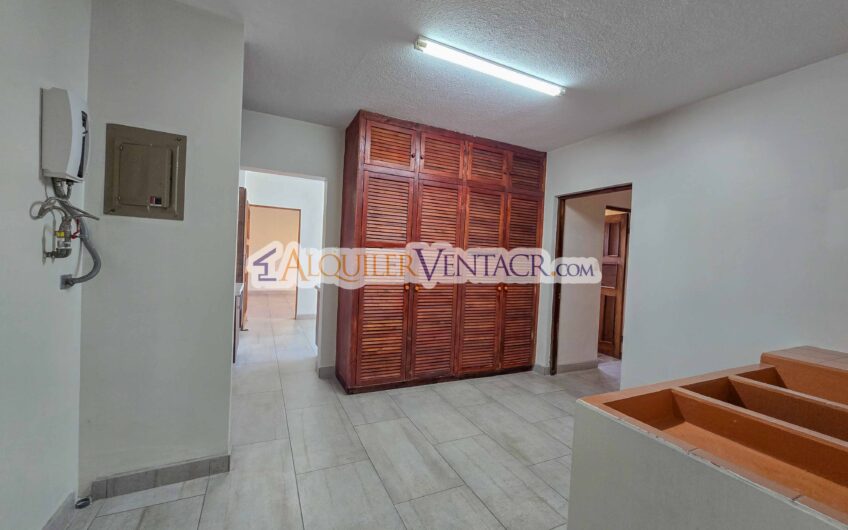 Apartamento de 3 habit. + de servicio / con jardín en Bello Horizonte Escazú