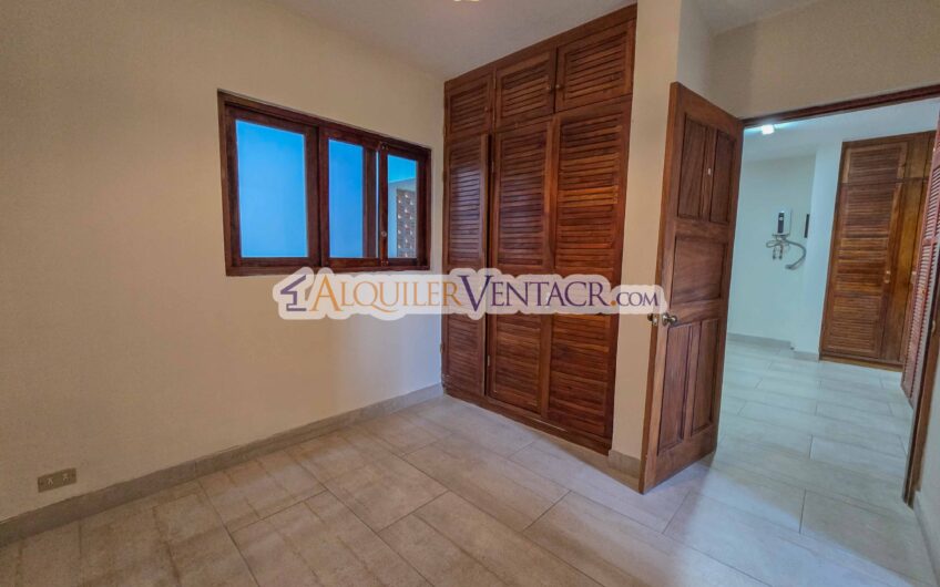 Apartamento de 3 habit. + de servicio / con jardín en Bello Horizonte Escazú