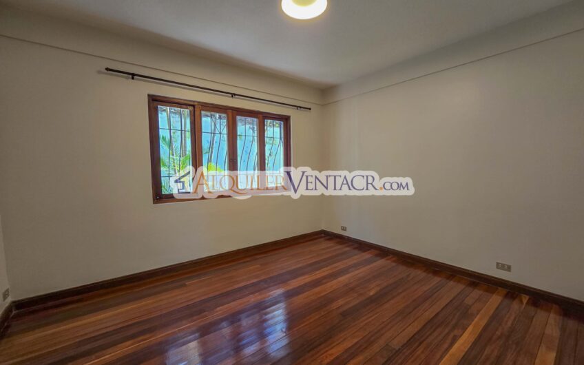 Apartamento de 3 habit. + de servicio / con jardín en Bello Horizonte Escazú