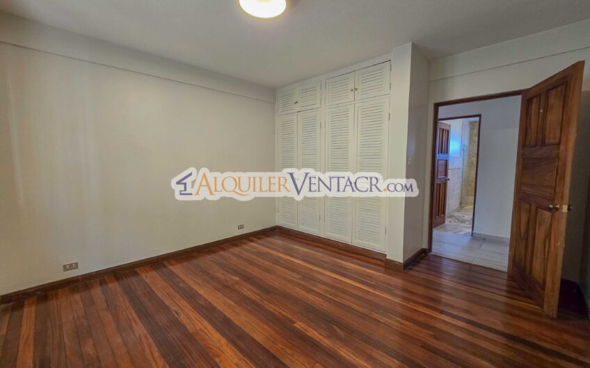 Apartamento de 3 habit. + de servicio / con jardín en Bello Horizonte Escazú