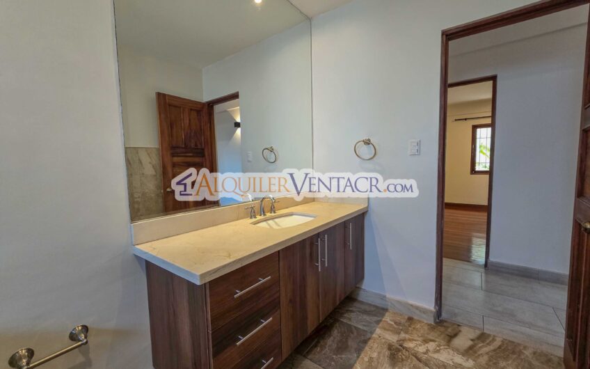 Apartamento de 3 habit. + de servicio / con jardín en Bello Horizonte Escazú