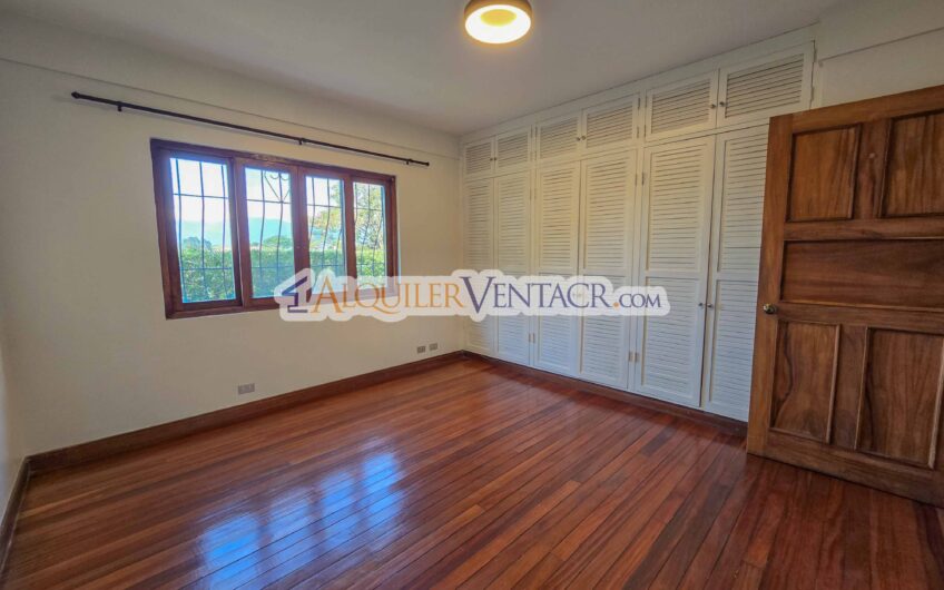 Apartamento de 3 habit. + de servicio / con jardín en Bello Horizonte Escazú