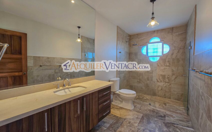Apartamento de 3 habit. + de servicio / con jardín en Bello Horizonte Escazú