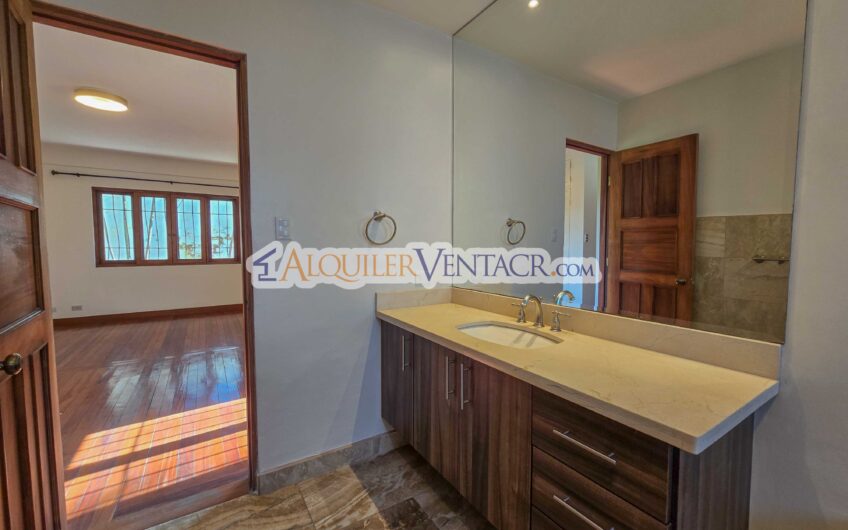 Apartamento de 3 habit. + de servicio / con jardín en Bello Horizonte Escazú