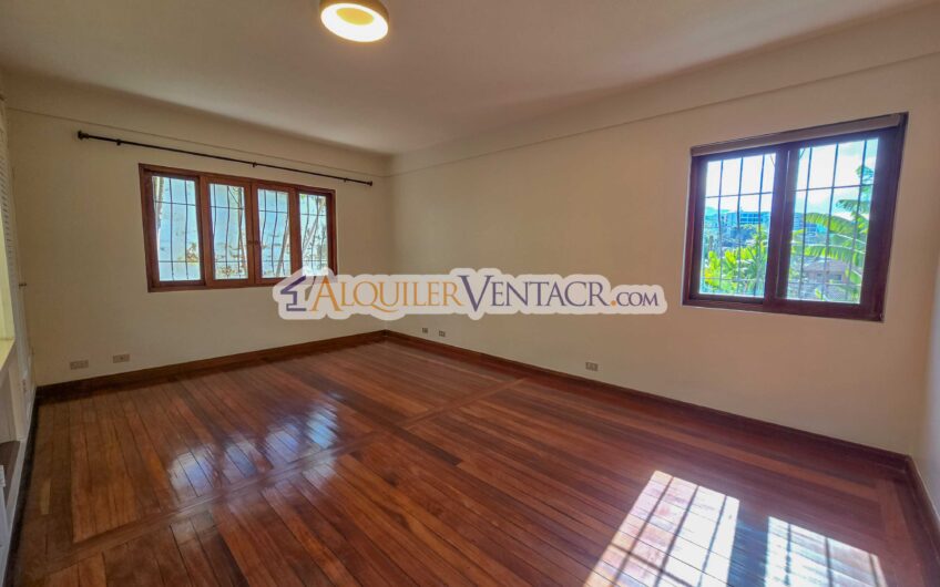Apartamento de 3 habit. + de servicio / con jardín en Bello Horizonte Escazú