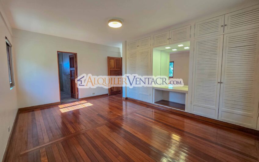 Apartamento de 3 habit. + de servicio / con jardín en Bello Horizonte Escazú