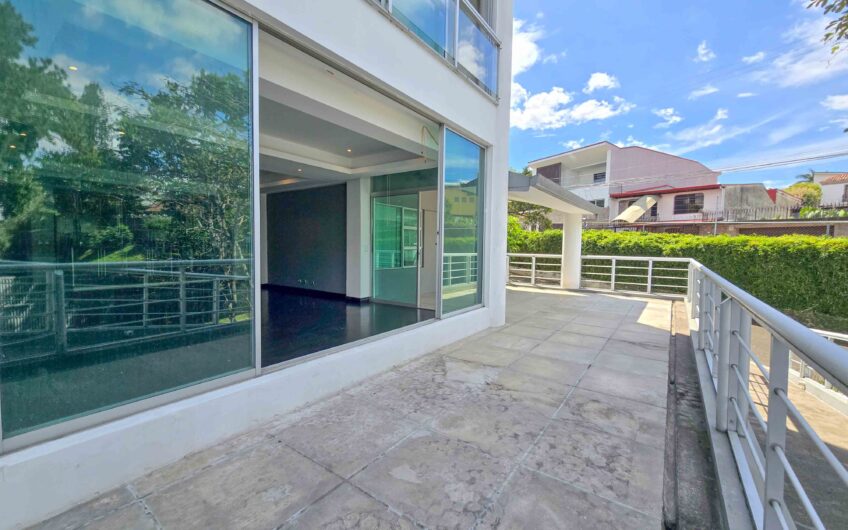 Apartamento en 1er nivel con terraza grande en Bello Horizonte Escazú