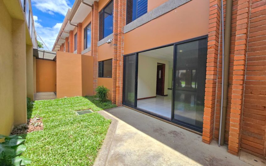 Condo de 3 habit. + de servicio + sala tv en Bello Horizonte Escazú