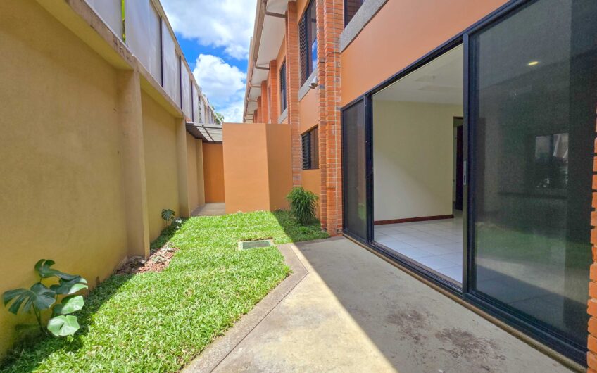 Condo de 3 habit. + de servicio + sala tv en Bello Horizonte Escazú