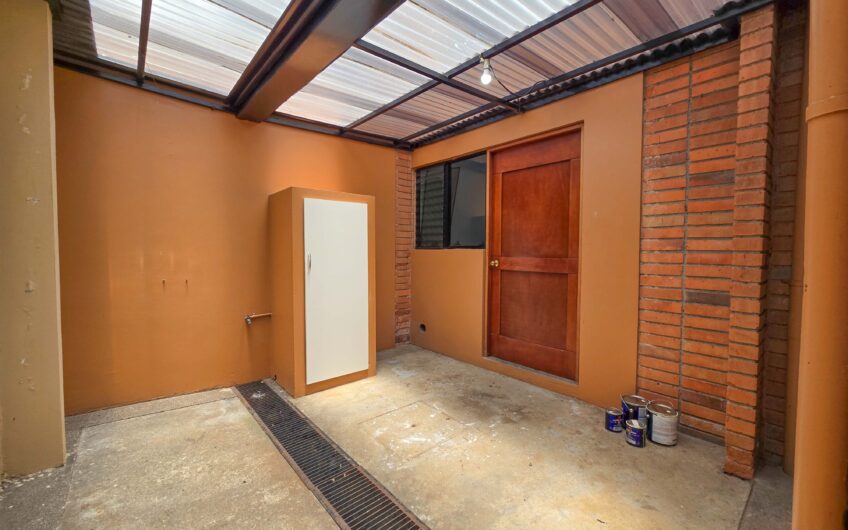 Condo de 3 habit. + de servicio + sala tv en Bello Horizonte Escazú