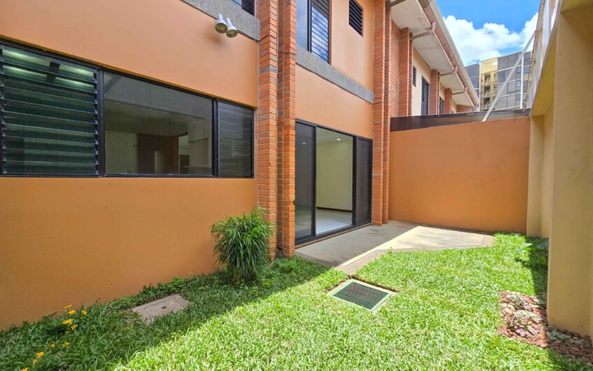 Condo de 3 habit. + de servicio + sala tv en Bello Horizonte Escazú