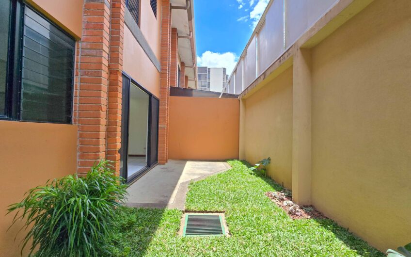 Condo de 3 habit. + de servicio + sala tv en Bello Horizonte Escazú