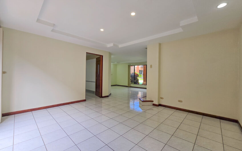 Condo de 3 habit. + de servicio + sala tv en Bello Horizonte Escazú