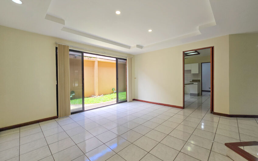 Condo de 3 habit. + de servicio + sala tv en Bello Horizonte Escazú