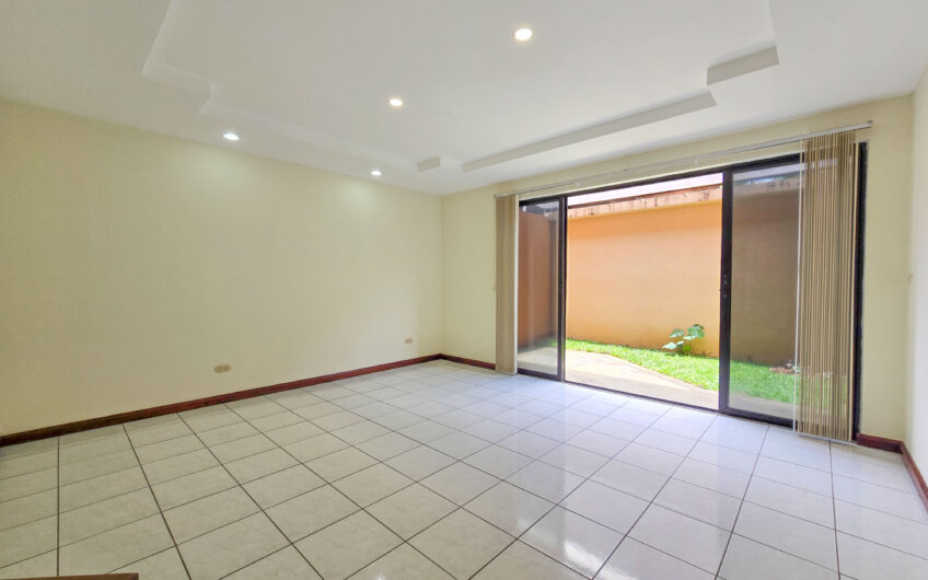 Condo de 3 habit. + de servicio + sala tv en Bello Horizonte Escazú