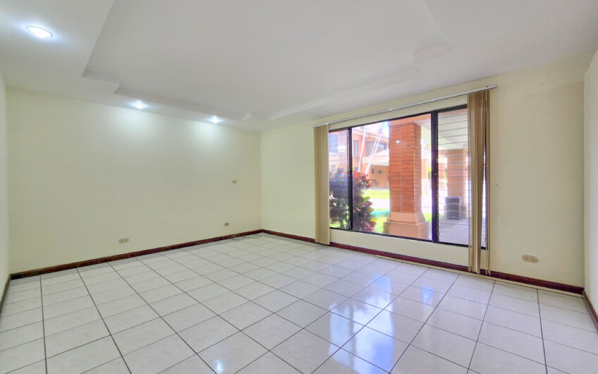 Condo de 3 habit. + de servicio + sala tv en Bello Horizonte Escazú