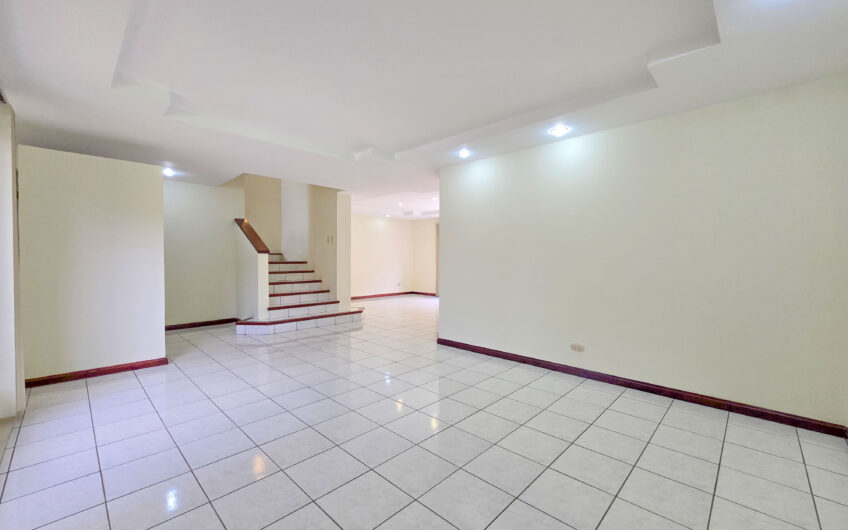 Condo de 3 habit. + de servicio + sala tv en Bello Horizonte Escazú