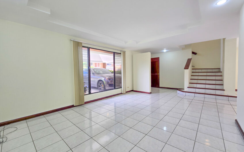 Condo de 3 habit. + de servicio + sala tv en Bello Horizonte Escazú