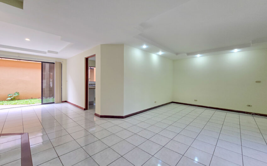 Condo de 3 habit. + de servicio + sala tv en Bello Horizonte Escazú