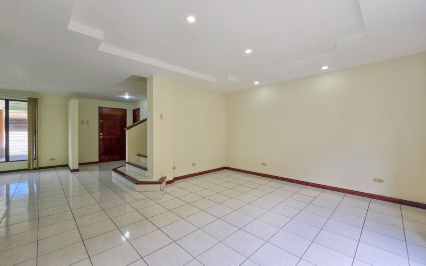Condo de 3 habit. + de servicio + sala tv en Bello Horizonte Escazú