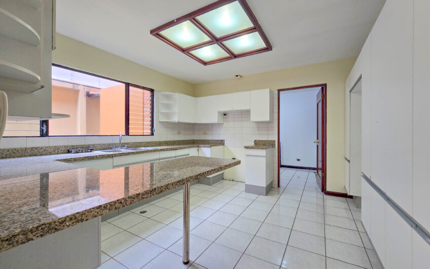 Condo de 3 habit. + de servicio + sala tv en Bello Horizonte Escazú