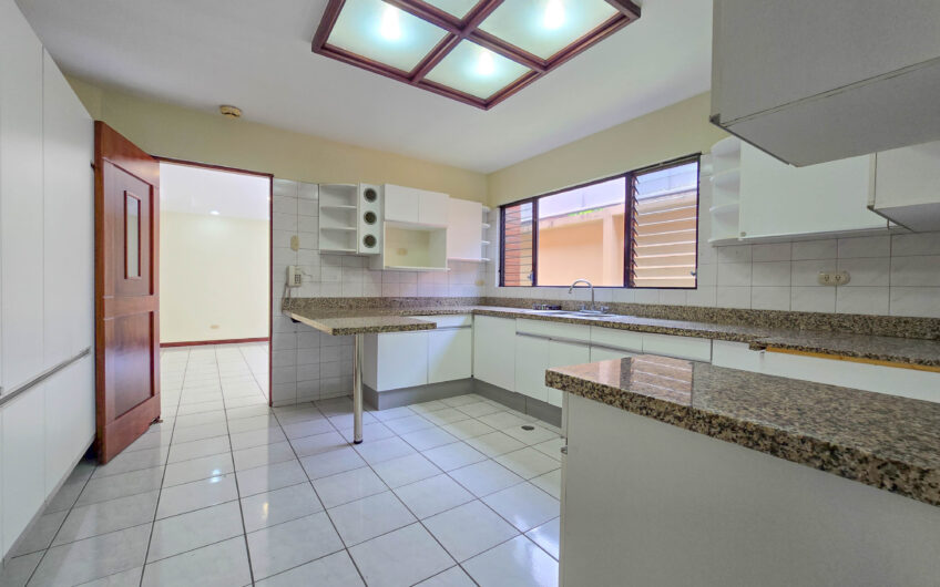 Condo de 3 habit. + de servicio + sala tv en Bello Horizonte Escazú