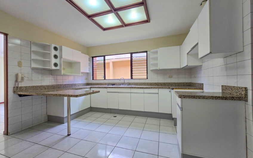 Condo de 3 habit. + de servicio + sala tv en Bello Horizonte Escazú